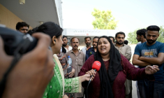 Jaweria, dont le nouveau né est mort dans l'incendie d'un service de maternité d'un hôpital à Islamabad, parle aux médias le 26 août 2026 ( AFP / Aamir QURESHI )