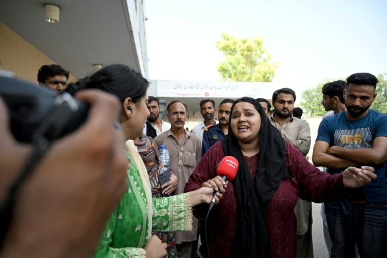 Jaweria, dont le nouveau né est mort dans l'incendie d'un service de maternité d'un hôpital à Islamabad, parle aux médias le 26 août 2026 ( AFP / Aamir QURESHI )