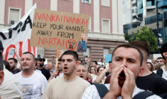 Des manifestants à Tirana contre la construction d'un complexe hôtelier de luxe dans une zone naturelle protégée, le 3 juin 2026 ( AFP / STRINGER )