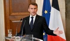 Emmanuel Macron à Athènes le 25 avril 2026 ( AFP / Aris MESSINIS )