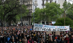 Manifestation pour la justice à Buenos Aires après un triple féminicide sordide, le 27 septembre 2025 ( AFP / Luis ROBAYO )