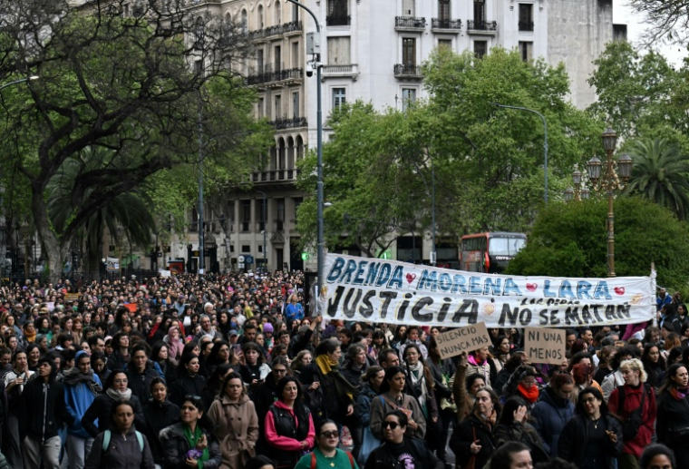 Manifestation pour la justice à Buenos Aires après un triple féminicide sordide, le 27 septembre 2025 ( AFP / Luis ROBAYO )