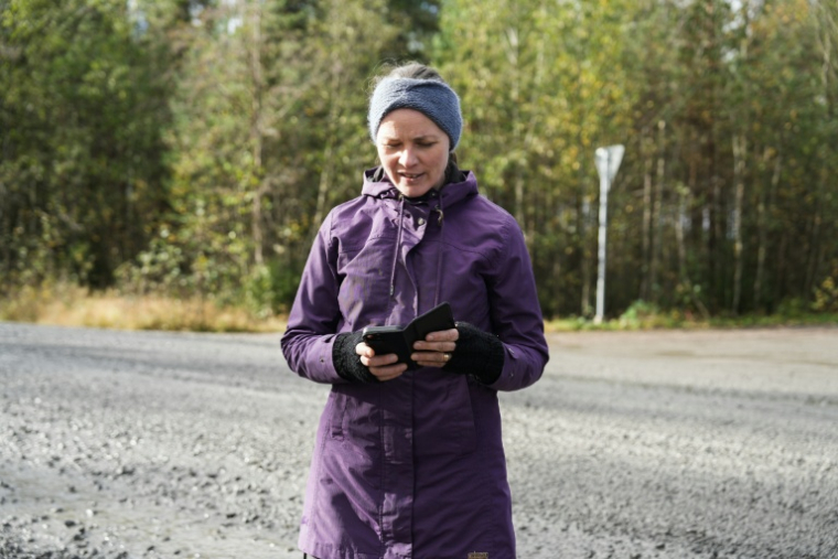 Hanna Halmeenpää, présidente de l'Association finlandaise pour la protection de la nature, près du site où Google prévoit de construire un nouveau centre de données, le 29 septembre 2026 à Muhos, dans le nord de la Finlande  ( AFP / Alessandro RAMPAZZO )