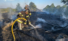 Image fournie par les services d'urgence ukrainiens de pompiers ukrainiens qui éteignent un incendie après une frappe de drone russe à Kiev le 12 mai 2026 ( State Emergency Service of Ukraine / Handout )