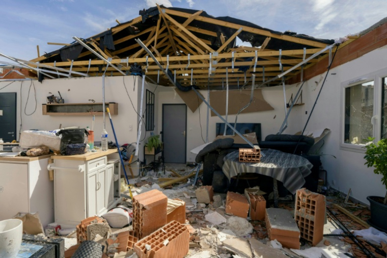 Une maison endommagée par une tornade à Pomas, le 25 août 2026 ( AFP / Idriss Bigou-Gilles )