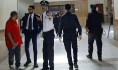 Des membres des forces de sécurité à la Cour d'appel de Casablanca pendant le procès de l'"Escobar du Sahara", le 25 juin 2026 ( AFP / Abdel Majid BZIOUAT )