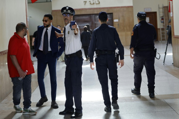 Des membres des forces de sécurité à la Cour d'appel de Casablanca pendant le procès de l'"Escobar du Sahara", le 25 juin 2026 ( AFP / Abdel Majid BZIOUAT )