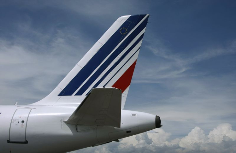 La queue d'un avion de ligne d'Air France est visible à l'aéroport international de Nice