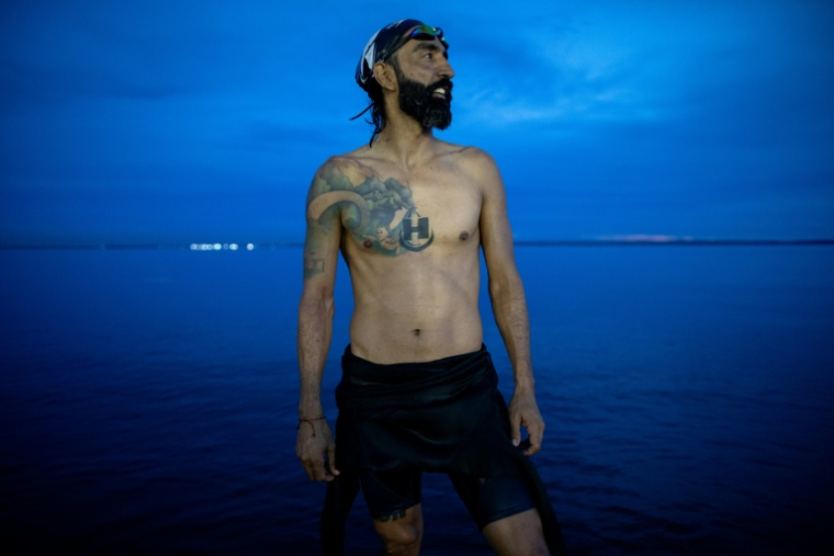 Le Colombien Wilber Honorio Munoz lors de son périple à la nage dans l'Amazone, le 18 mai 2026, à Manaus ( AFP / MICHAEL DANTAS )