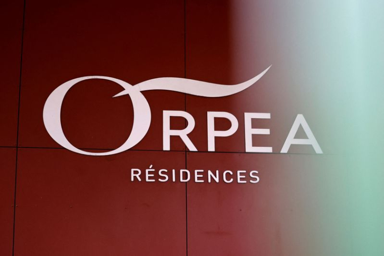 Le logo de la société française de maisons de retraite Orpea (désormais Emeis) est visible à l"entrée d"une maison de retraite aux Lilas