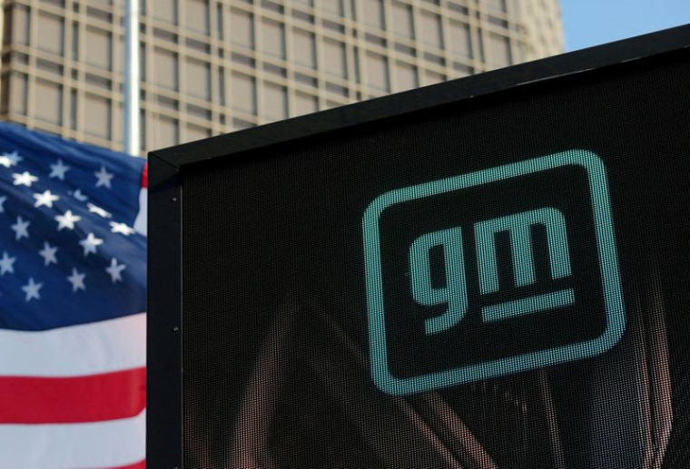 Logo de GM au sommet du siège de l'entreprise