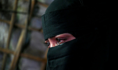 Cette photographie prise le 20 juin 2026 montre la réfugiée rohingya Rahela Begum, qui a passé deux jours et une nuit à la dérive en mer d'Andaman, agrippée à une planche de bois avant d'être secourue, en pleurs lors d'un entretien avec l'AFP au camp de réfugiés de Kutupalong, à Cox's Bazar, au Bangladesh. ( AFP / Munir UZ ZAMAN )
