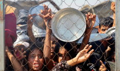 Des Palestiniens, principalement des enfants, se bousculent pour recevoir un repas chaud dans une cuisine opérée par une organisation de charité locale à al-Mawassi dans le sud de la bande de Gaza, le 22 juillet 2025 ( AFP / - )