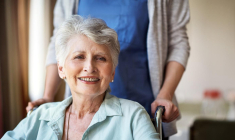 Pour se prémunir contre le risque de dépendance, il est possible de souscrire un contrat d’assurance dépendance crédit photo : GettyImages