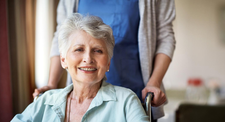 Pour se prémunir contre le risque de dépendance, il est possible de souscrire un contrat d’assurance dépendance crédit photo : GettyImages