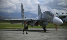 Un Sukhoi Su-30MKV de fabrication russe sur la base aérienne de Libertador à Maracay, lors d'un meeting aérien, le 29 novembre 2025 au Venezuela ( AFP / Federico PARRA )