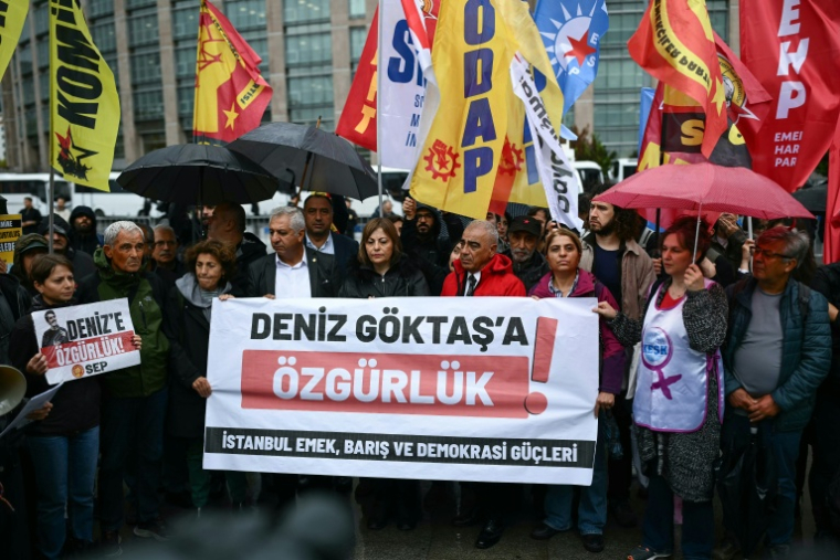 Manifestation de soutien  avec une banderole indiquant "Deniz Göktas, liberté !", devant le tribunal où est jugé l'humoriste Deniz Göktas, à Istanbul, le 28 septembre 2026 ( AFP / YASIN AKGUL )