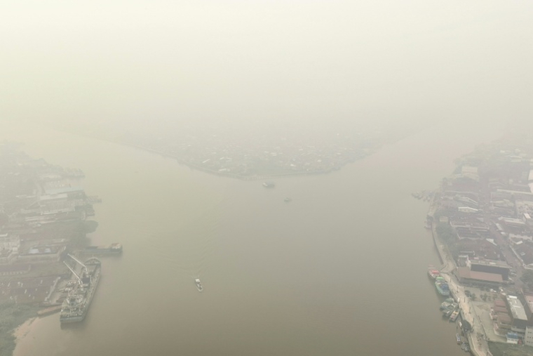 Image aérienne des fumées provenant  des feux de forêt à Pontianak, en Indonésie, le 27 août 2026 ( AFP / DITO )