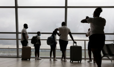 CORONAVIRUS : FACE AU NOUVEAU VARIANT, LA COMMISSION EUROPÉENNE ENVISAGE DE BLOQUER LES VOLS AVEC LE SUD DE L'AFRIQUE