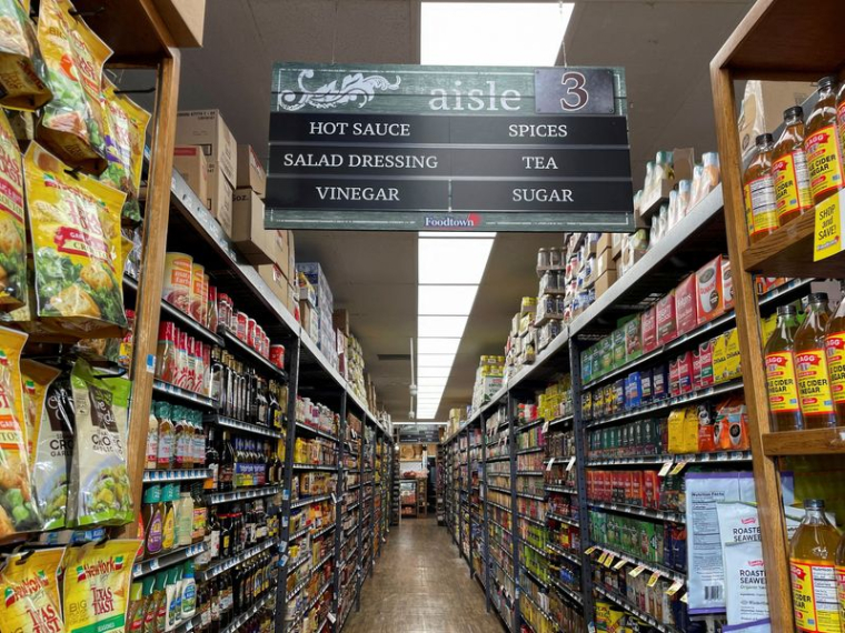 Un rayon de condiments dans une épicerie FoodTown à Brooklyn, New York