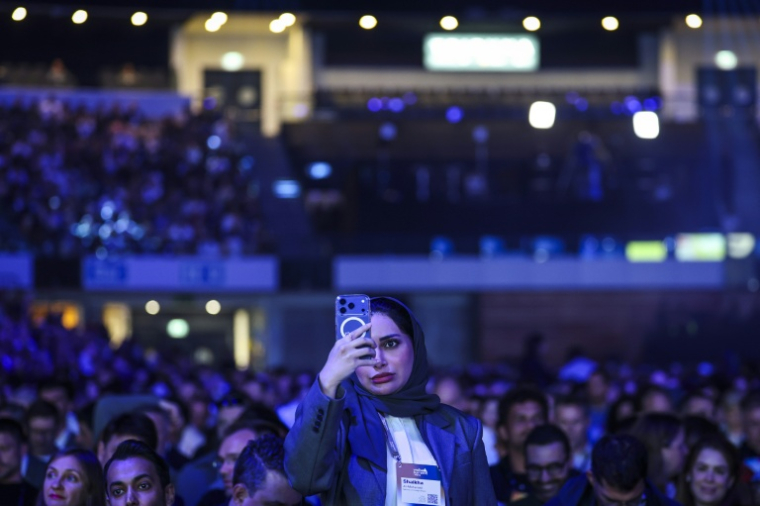 Des participants au Web Summit photographient les intervenants lors de la cérémonie d'ouverture de l'évènement à Lisbonne, le 10 novembre 2025 ( AFP / PATRICIA DE MELO MOREIRA )