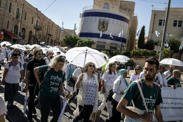 Des Israéliens participent à une marche pour les droits humains et la paix à Jérusalem le 28 mai 2025 ( AFP / JOHN WESSELS )