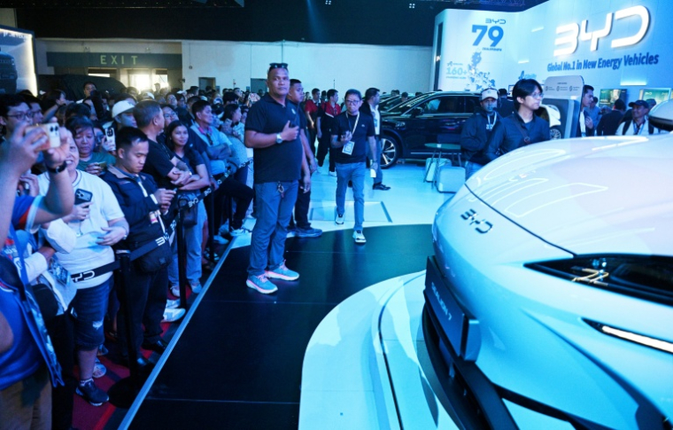 Des voitures électriques du constructeur chinois BYD, exposées à l'ouverture du Salon international de l'automobile de Manille, le 9 avril 2026 aux Philippines ( AFP / Ted ALJIBE )