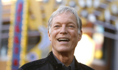 Richard Chamberlain, membre de la distribution, sourit lors de la première de "I Now Pronounce You Chuck and Larry"