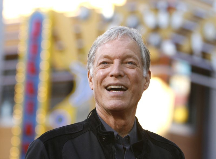 Richard Chamberlain, membre de la distribution, sourit lors de la première de "I Now Pronounce You Chuck and Larry"