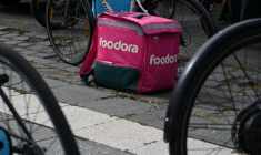 Foodora, plateforme allemande de livraison de repas, qui n'exerce plus en France depuis 2018, a accepté une amende de 200.000 euros pour travail dissimulé lors d'une audience de plaider-coupable ( AFP / Attila KISBENEDEK )