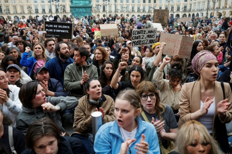 Manifestation non autorisée devant le ministère de la justice, place Vendôme, mettant en cause la justice dans l'affaire Lyhanna et le traitement des violences sexuelles, le 8 juin 2026 à Paris ( AFP / GEOFFROY VAN DER HASSELT )
