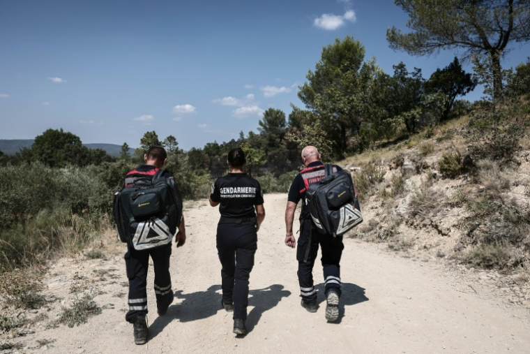 Une unité de  la cellule Recherche des causes et circonstances des incendies (RCCI) du Var, en mission sur la commune de Ponteves, le 29 juillet 2026. ( AFP / Thibaud MORITZ )