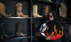 Etnawati Melani, propriétaire du fabricant de bottes western Tegep Boots, dont les clients sont principalement américains et européens dans sa salle d'exposition à Bandung, (ouest de Java), le 15 juillet 2025 ( AFP / Timur MATAHARI )