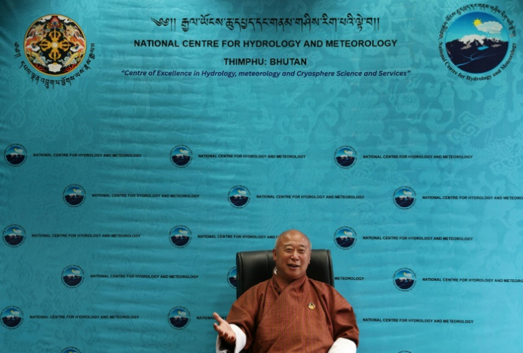 Karma, principal glaciologue du Bhoutan, dans son bureau à Thimphu, le 31 août 2026 ( AFP / Niharika KULKARNI )