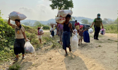 Des déplacés birmans portent leurs affaires dans la province de Tak, en Thaïlande, le 10 avril 2023. ( ROYAL THAI ARMY / Handout )