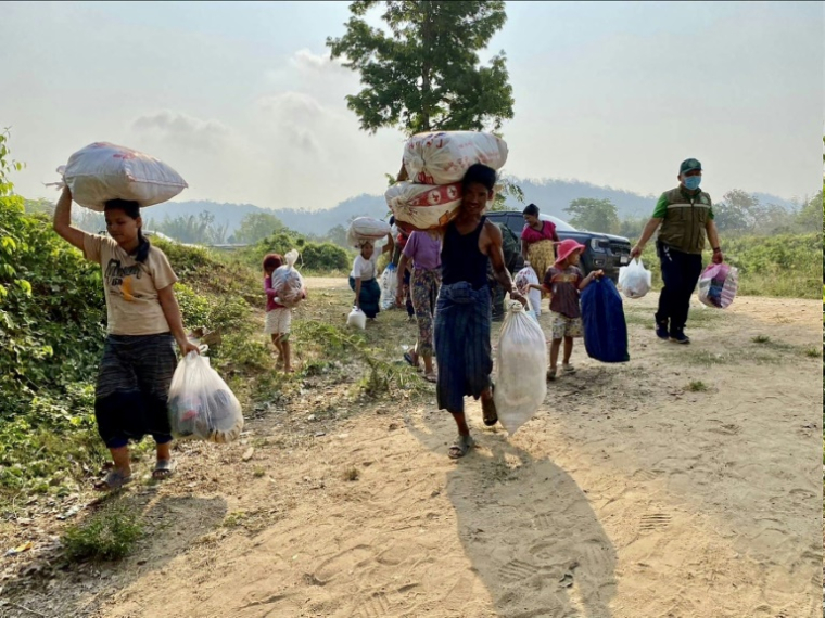 Des déplacés birmans portent leurs affaires dans la province de Tak, en Thaïlande, le 10 avril 2023. ( ROYAL THAI ARMY / Handout )