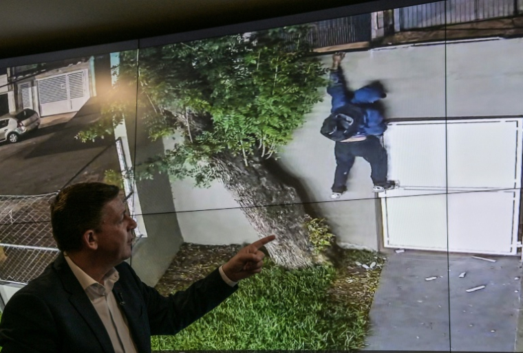 Le secrétaire municipal à la sécurité urbaine de Sao Paulo, Orlando Morando, fait une démonstration du système de surveillance Smart Sampa, le 25 février 2026 à Sao Paulo, au Brésil ( AFP / Nelson ALMEIDA )