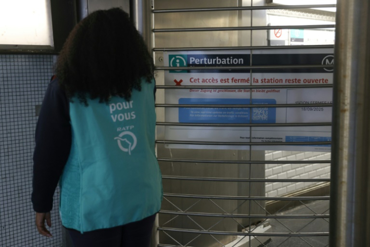 L'accès à une station de métro fermé à Paris lors d'une journée de grève, le 18 septembre 2025 ( AFP / GEOFFROY VAN DER HASSELT )