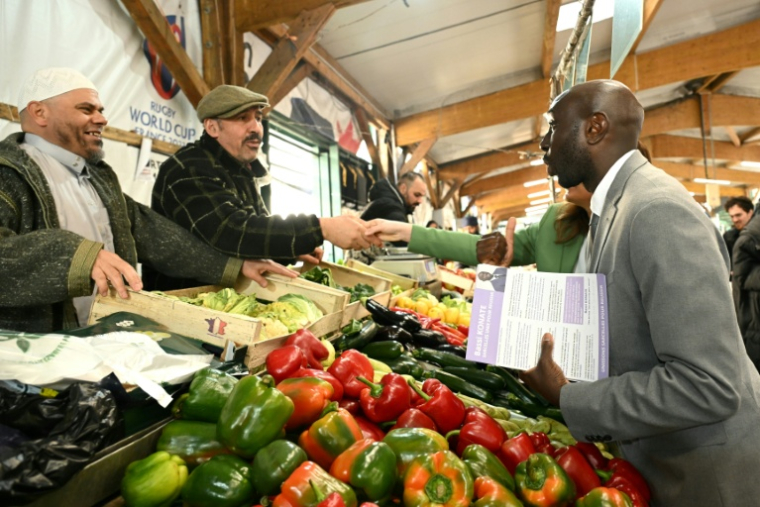 Bassi Konaté, candidat (sans étiquette) à la mairie de Sarcelles, fait campagne sur un marché de la ville, avant le 2e tour des municipales, le 20 mars 2026 dans le Val-d'Oise ( AFP / Bertrand GUAY )