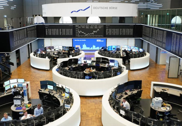 Le graphique de l'indice allemand des prix des actions DAX est photographié à la bourse de Francfort