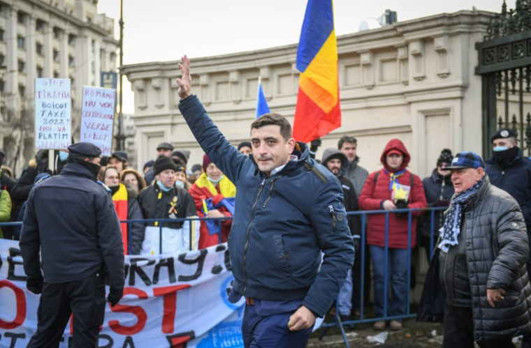 Le chef du parti nationaliste AUR George Simion, lors d'une manifestation contre les restrictions anti-Covid, le 21 décembre 2021 à Bucarest ( AFP / Daniel MIHAILESCU )