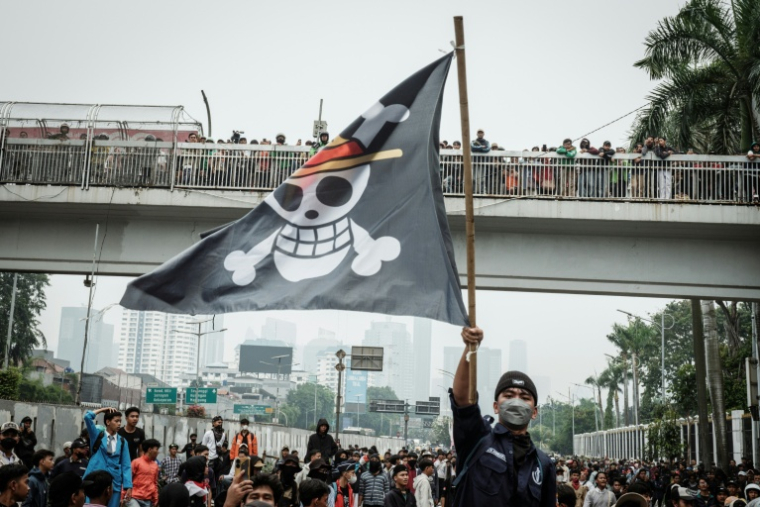 Un manifestant brandit le drapeau de One Piece en Indonésie, à Djakarta le 25 août 2025 ( AFP / YASUYOSHI CHIBA )