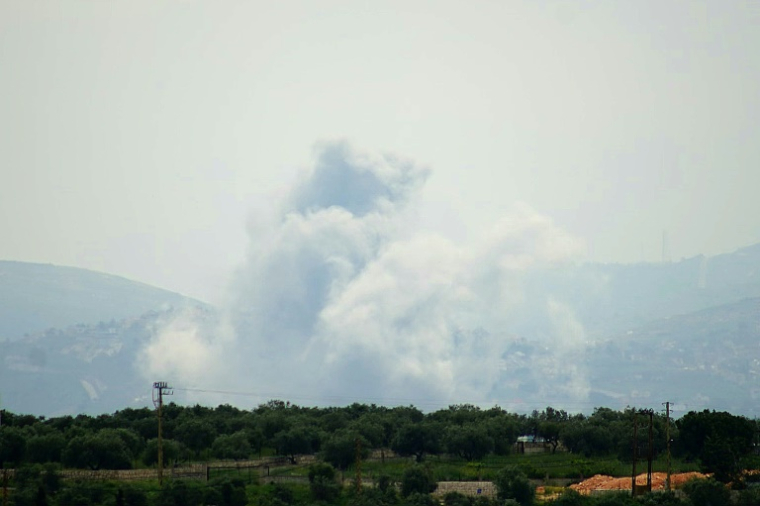 De la fumée s’élève du site d’une frappe aérienne israélienne dans le village de Yohmor, dans le sud du Liban, le 1er mai 2026 ( AFP / Abbas FAKIH )