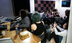 Séance d'art-thérapie dans un studio d'Aubagne, près de Marseille, le 4 décembre 2025  ( AFP / Miguel MEDINA )