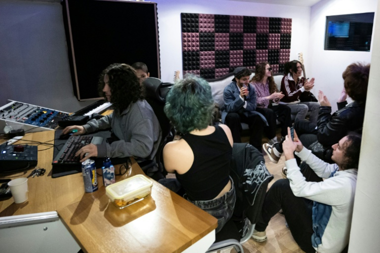 Séance d'art-thérapie dans un studio d'Aubagne, près de Marseille, le 4 décembre 2025  ( AFP / Miguel MEDINA )