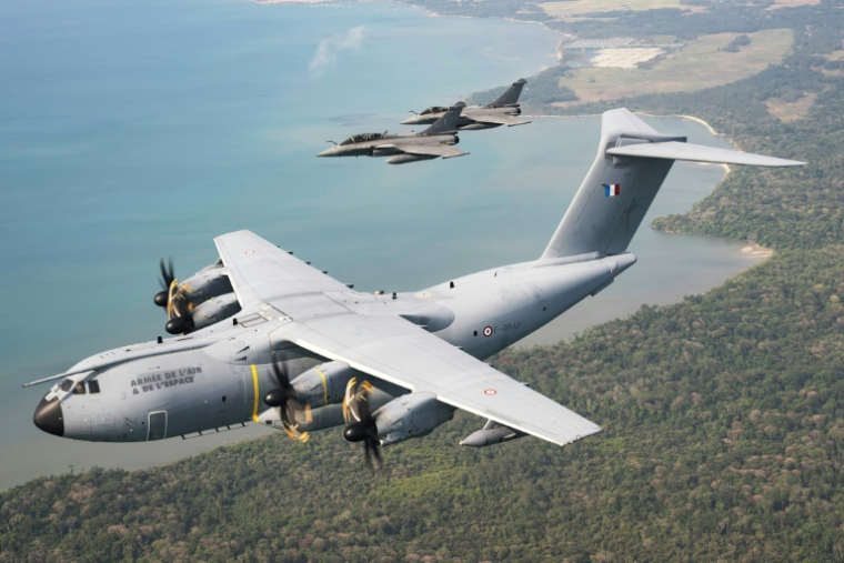 Un Airbus A400M français ravitaille en vol deux chasseurs Rafale B au-dessus de l'Indonésie le 22 septembre 2026 lors de la mission Pégase 26 ( Pegase Mission 26 French Air and Space Force / Handout )