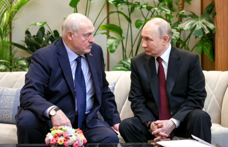 Photo diffusée par l'agence d'État russe Sputnik montrant le président russe Vladimir Poutine (d) et le président biélorusse Alexandre Loukachenko lors de la réunion du Conseil économique suprême eurasien de l'Union économique eurasiatique (UEE), au Palais de l'Indépendance à Astana, le 29 mai 2026 au Kazakhstan ( POOL / Alexander KAZAKOV )