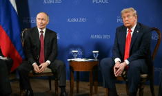 Le président américain Donald Trump et le président russe Vladimir Poutine juste avant le début de leur sommet, le 15 août 2025 sur la base militaire Elmendorf-Richardson en Alaska ( AFP / ANDREW CABALLERO-REYNOLDS )