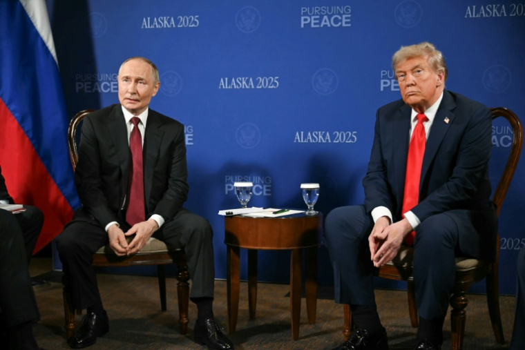Le président américain Donald Trump et le président russe Vladimir Poutine juste avant le début de leur sommet, le 15 août 2025 sur la base militaire Elmendorf-Richardson en Alaska ( AFP / ANDREW CABALLERO-REYNOLDS )