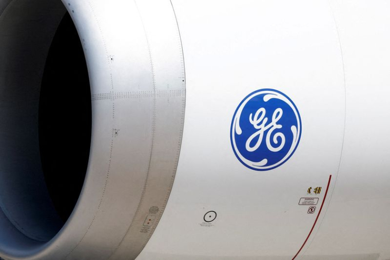 Le logo de General Electric (GE) sur le moteur d'un avion Boeing 777-9 au Salon international de l'aéronautique et de l'espace du Bourget